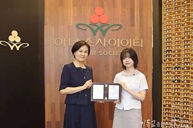 “십대의 펜으로 세상에 사랑을 새기다”… 베스트셀러 작가 백은별 양, 1억 기부로 ‘아너 소사이어티’ 가입