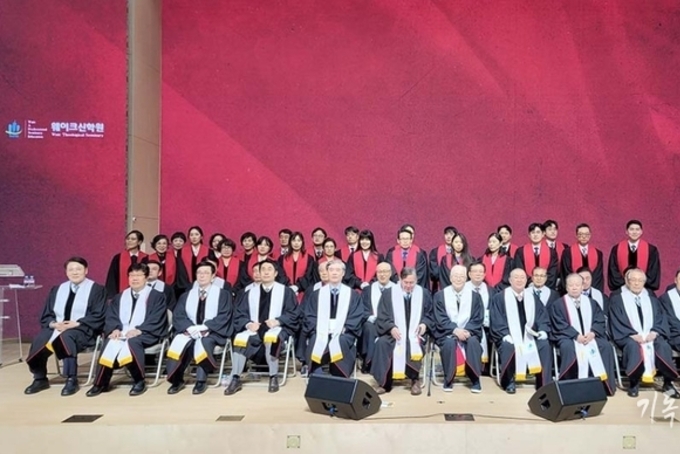 목사는 주님의 심부름꾼…책임과 긍지 잃지 말라...국제독립교회연합회, 제24회 목사안수식서 24명 새 종 세워