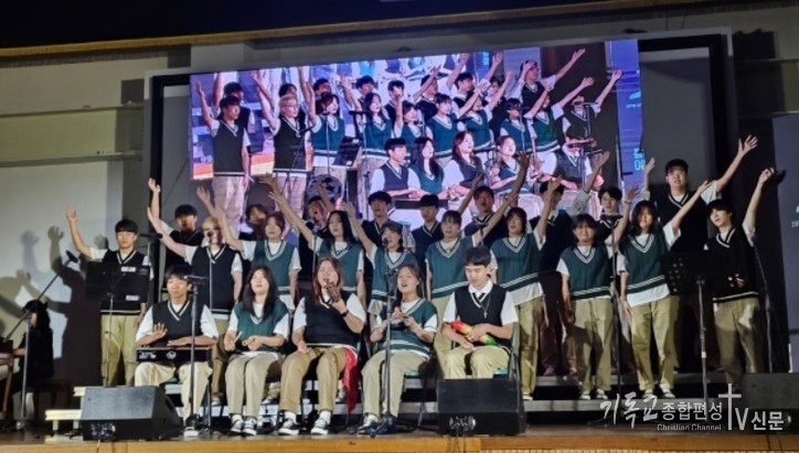 27일, 여명학교 재학생들이 서울 강서구 세현고 체육관에서 '개교 20주년 기념식' 축하공연을 하고 있다. /사진=여명학교