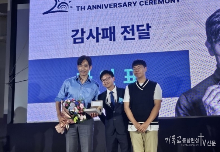 27일, 배우 차인표(맨 왼쪽)씨가 여명학교 관계자와 재학생과 함께 '개교 20주년 기념식'에서 감사패를 받고 사진을 촬영하고 있다. /사진=여명학교