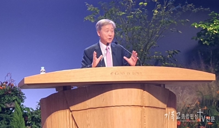 유기성 목사는 ‘달려갈 길을 마치고’라는 제목의 메시지에서 시니어 사역의 핵심은 죽음에 대한 준비와 주님과의 친밀한 동행임을 강조하고 있다. /사진=시니어 선교대회 