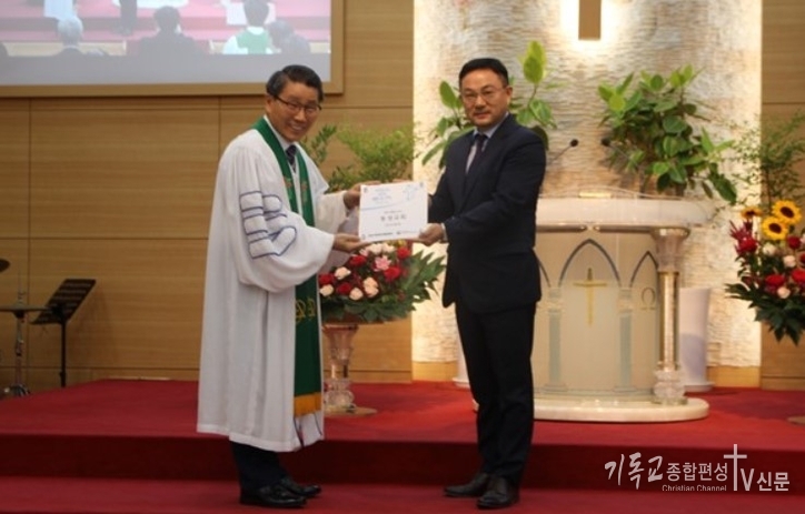지난달 9일 서울 용산구 동성교회 본당에서 정지원(동성교회) 목사가 사랑의장기기증본부 관계자로부터 생명나눔예배 기념패를 전달받고 있다. /사진=사랑의장기기증본부 