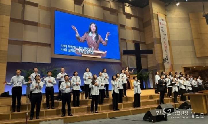 20일 파주 한소망교회에서 배우 오윤아성도가 찬양하고 있다. /사진=한소망교회
