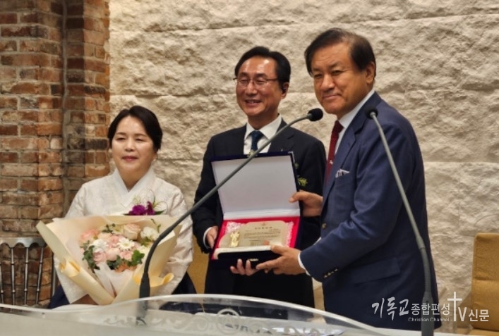 29일 서울 종로구 한국교회100주년기념관에서 교회성장연합회(대표총재 장경동 목사·오른쪽)가 임원 취임식을 열고 새출발에 나섰다. /사진=교회성장연합회