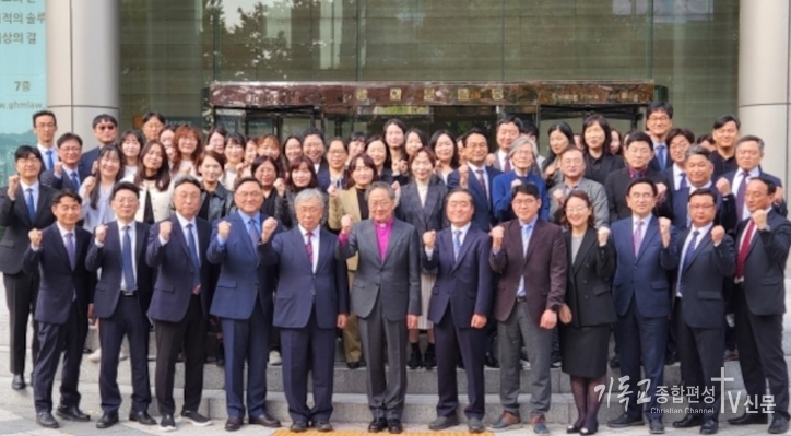 4일 서울 광화문빌딩 앞에서 김정석(앞줄 왼쪽에서 여섯 번째) 기독교대한감리회 감독회장과 본부 직원들이 사진을 찍고 있다. /사진=광림교회