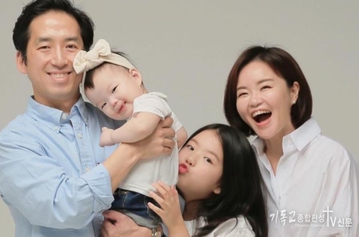 김효진 사모 가족. /사진=다니엘기도회