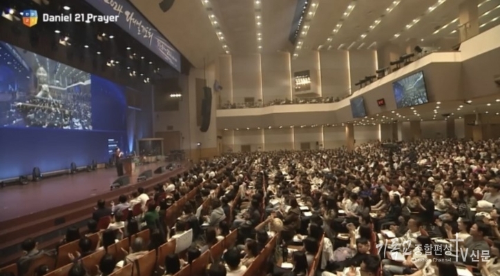 다니엘기도회 10일차 개그우먼 김효진씨가 단상에서 간증을 하고 있다. /사진=다니엘 기도회