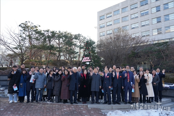 성탄트리 기증식에 참석한 백인자총자과 관계자들과 기념사진을 찍고 있다. /사진=한세대