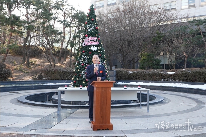 성탄트리를 기증한 여의도순복음교회 안수집사회 허규홍 회장이 인사말을 하고 있다. /사진=한세대