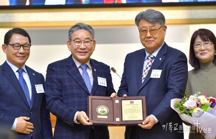 12일 취임 감사예배에서, 김종혁 한교총 대표회장(오른쪽에서 두 번째)이 예장 합동총회로부터 취임 축하패를 전달받고 있다. /사진=한교총