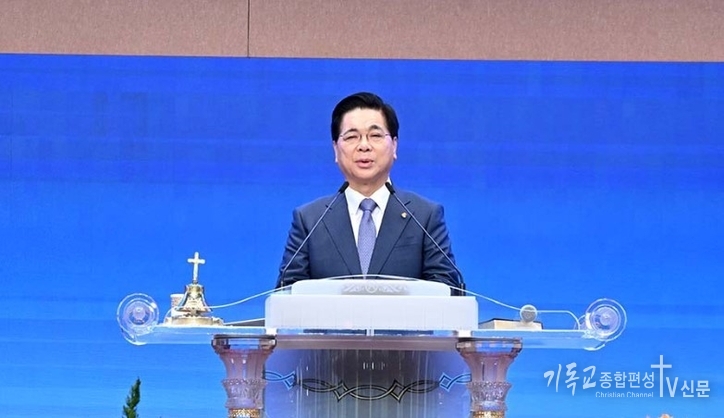 지난 12월 16-21일 , 여의도순복음교회 본당에서 이영훈 목사가 국가안정과 국민대통합을 위한 특별 새벽기도회에서 메시지를 전하고 있다. /사진=여의도순복음교회