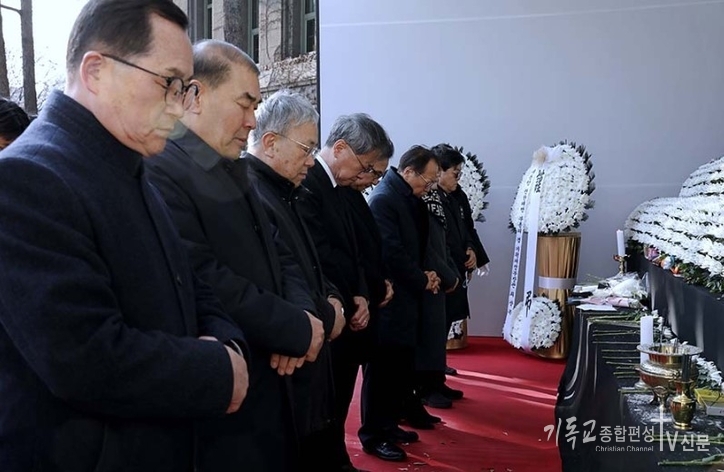 1월 2일, 광림교회 김정석 감독회장과 직원들이 무안공항 여객기 사고 희생자를 기리기위해 합동분양소를 찾아 조문하고 있다. /사진=감리회
