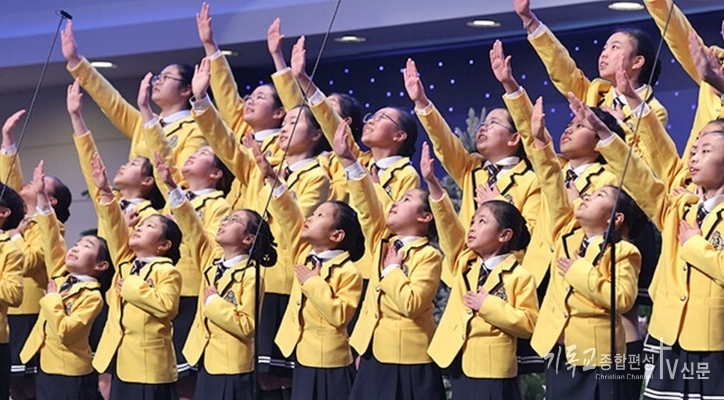 합창으로 하나님 찬양하는 참가자들. / 사진=사랑의교회