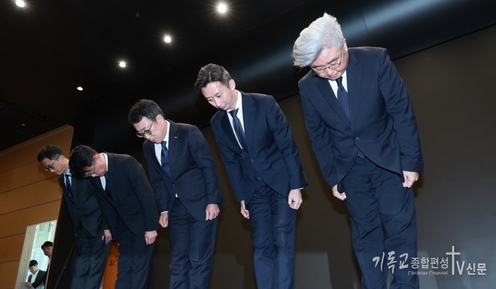 지난 25일 유영상 SK텔레콤 대표이사(가운데) 등이 서울 중구 SKT타워에서 SK텔레콤 이용자 유심(USIM) 정보가 해커 공격으로 유출된 것과 관련해 고개 숙여 사과하고 있다. /사진=SKT