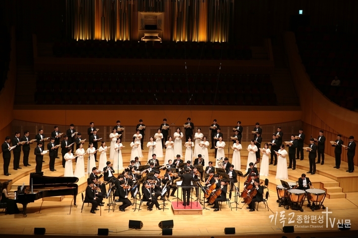 지난 19일 대원제약(대표 백승열)이 임직원 합창단 ‘대원하모니‘의 제15회 정기연주회를 서울시 송파구에 위치한 롯데콘서트홀에서 개최했다고 20일 밝혔다. /사진=대원제약