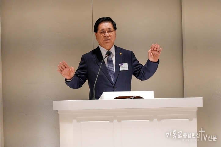24일 한세대학교 총동문회(회장 임창표)는 ‘함께하는 믿음, 함께하는 미래’라는 주제로 ‘2025 한세대학교 총동문의 날’ 행사를 서울 CCMM빌딩 12층 루나미엘레 그랜드볼룸에서 진행했다. (▲2025년 총동문의 날 행사에서 설교하는 이영훈 목사)/사진=한세대<br>
