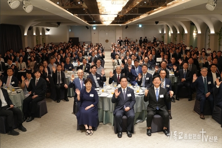 24일 한세대학교 총동문회(회장 임창표)는 ‘함께하는 믿음, 함께하는 미래’라는 주제로 ‘2025 한세대학교 총동문의 날’ 행사를 서울 CCMM빌딩 12층 루나미엘레 그랜드볼룸에서 진행했다. (▲제1회 한세를 빛낸 명예로운 동문 시상식 임창표 총동문회장과 이영훈 목사)/사진=한세대