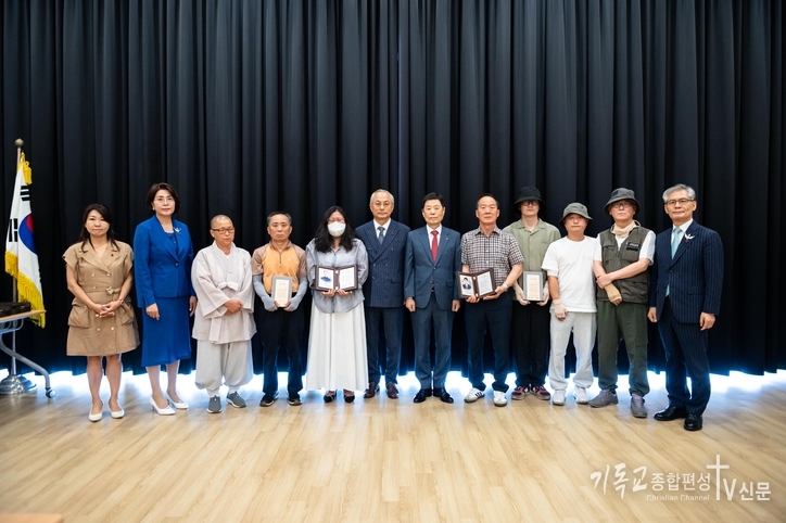 애터미(회장 박한길)는 산불 진화 중 희생된 공무원, 진화대원, 헬기 조종사 유가족에게 <strong>총 47억 원의 위로지원금</strong>을 전달했다. /사진=애터미