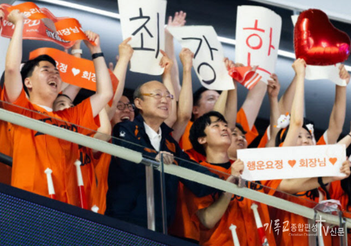 김승연 한화그룹 회장과 임직원이 한화 이글스의 경기를 관람하고 있다. /사진=한화