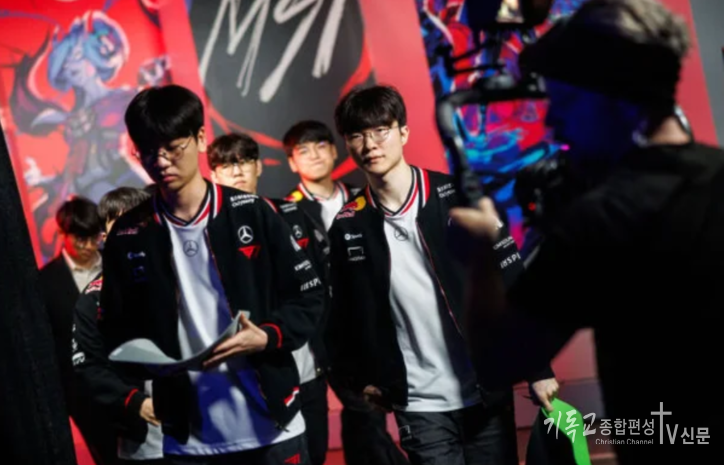 지난 13일 오전 9시(한국시간) T1이 캐나다 밴쿠버 퍼시픽 콜리세움에서 열린 ‘2025 MSI’ 결승전 젠지와 경기에서 풀세트 접전 끝에 세트스코어 2-3으로 석패했다. 오른 T1은 ‘숙적’ 젠지에 무릎을 꿇으며 MSI 준우승을 기록했다.(▲T1 선수단.) /사진=라이엇 게임즈