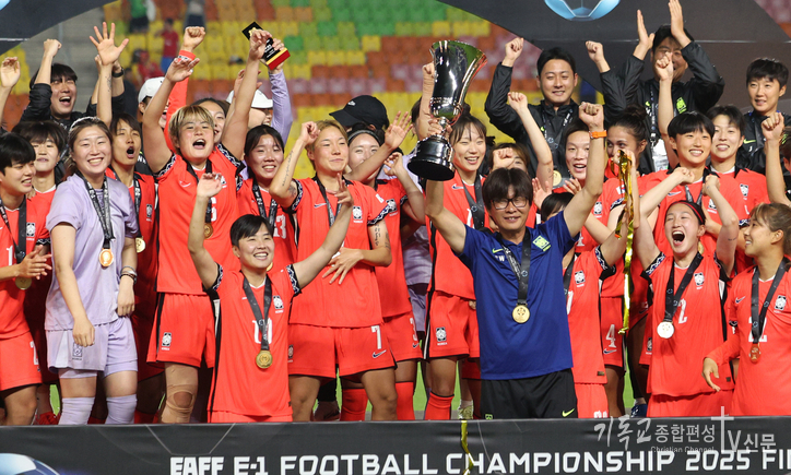 16일 수원월드컵경기장에서 열린 2025 동아시아축구연맹(EAFF) E-1 챔피언십(동아시안컵) 여자부 최종전에서 한국은 대만을 2-0으로 꺾고, 선수들 기뻐 환호를 했다. /사진=대한축구협회