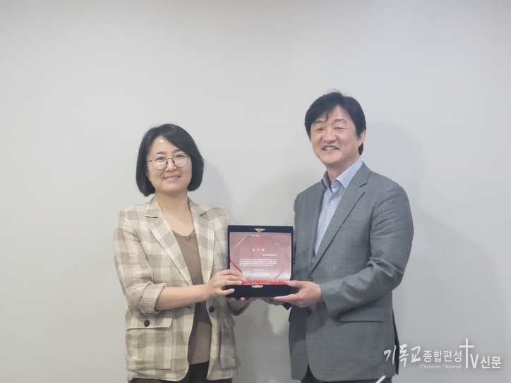 부산지역청소년상담복지센터협의회는 굿피플에 지역사회 복지 증진을 위한 감사패를 증정하고 있다. (왼쪽부터 부산지역청소년상담복지센터협의회 정봉희 회장, 굿피플 부산울산경남지부 윤성호 운영위원장) /사진=굿피플