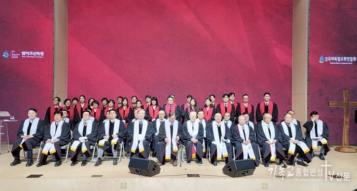 10월 13일 국제독립교회연합회 제24회 목사안수식이 경기 용인 수지선한목자교회(담임 강대형 목사) 본당에서 개최됐다.(▲국제독립교회연합회 제24회 목사안수식). /사진=웨이크