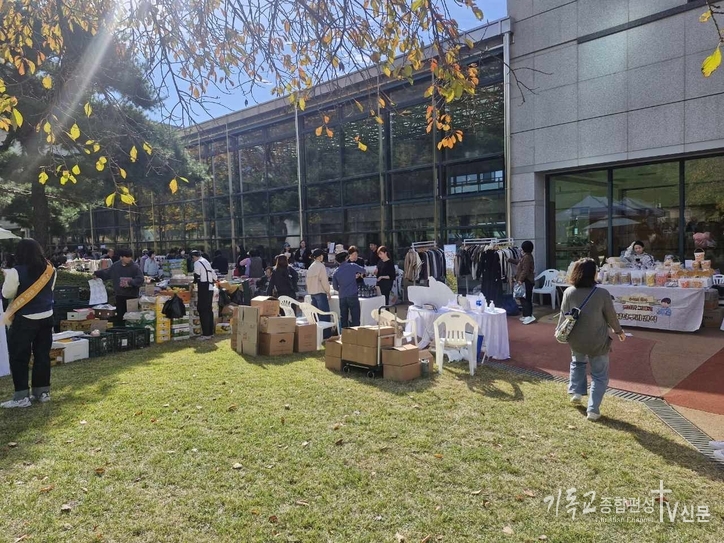 지난 10월 24일 삼성노블카운티(대표 박성현)가 경기도 용인 본관 잔디광장에서 자선 바자회 ‘Fall in Love Market’을 열었다. /사진=삼성노블카운티
