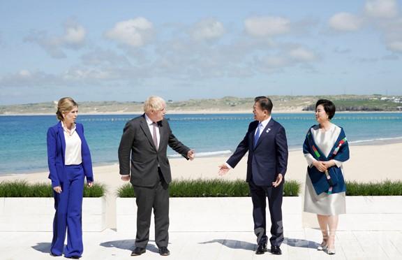 G7 정상회의 참석한 문재인 대통령 내외가 12일(현지시간) 영국 보리스 존슨 총리 내외와 기념사진을 촬영하고 있다. /사진=청와대