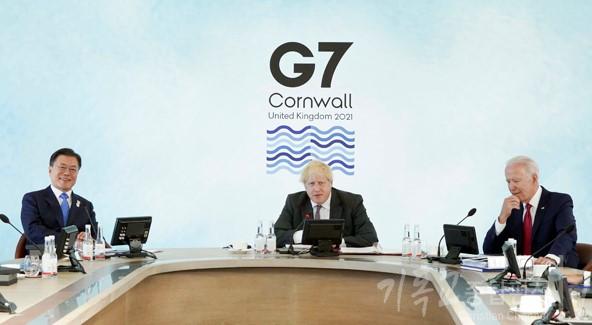 G7 정상회의에 참석한 문재인 대통령이 12일(현지시간) 오후 영국 콘월 카비스베이에서 코로나19 백신 공급 확대 및 보건 역량 강화 방안을 다룰 확대회의 1세션에 영국 보리스 존슨 총리(가운데), 미국 조 바이든 대통령(오른쪽)과 참석했다. 사진=청와대