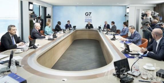 G7 정상회의 참석차 영국을 방문 중인 문재인 대통령이 12일(현지시간) 오후 영국 콘월 카비스베이에서 코로나19 백신 공급 확대 및 <br>
보건 역량 강화 방안을 다룰 확대회의 1세션에서 각국 정상들과 대화하고 있다. /사진=외교부