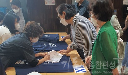  백신을 맞은 교인에게 기념선물로 백시네이티드 반팔 티셔츠를 제공. /사진 -= 성안교회