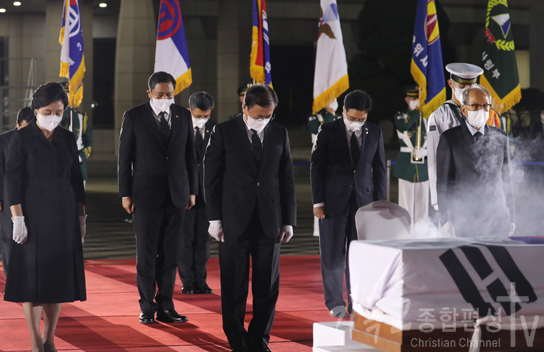 문재인 대통령이 15일 서울공항에서 홍범도 장군의 유해에 분향하고 묵념하고 있다. /사진=KTV