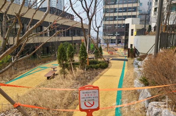 보행로의 폭이 좁고 바닥 마감재가 미끄러운 재료로 시공(현재 통행 제한)