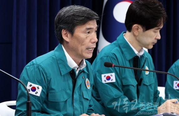 국무1차장이 원전 오염수 방류 관련 일일 브리핑에 참석해 일본의 오염수 방류에 관한 정부의 입장을 설명하고 있다. 사진=연합뉴스