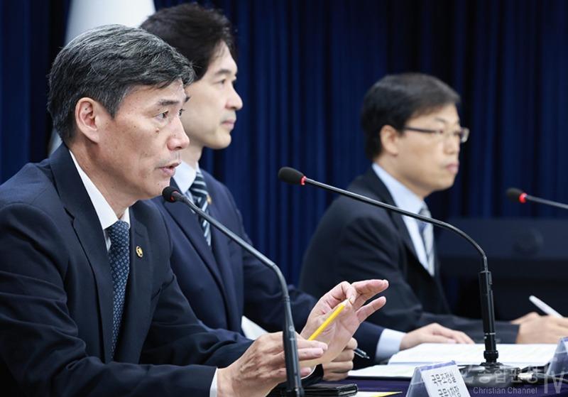 박구연 국무조정실 국무1차장이 18일 정부서울청사에서 열린 일본 후쿠시마 원전 오염수 방류 관련 일일 브리핑에서 취재진의 질문에 답하고 있다. 