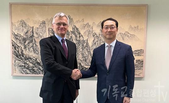 9일, 김건 한반도평화교섭본부장과 스웨덴 셈네비 한반도 특사 상견례를 하고 있다./사진 : 외교부