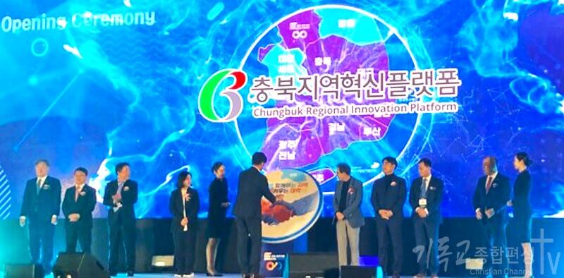 지난 29일 제3회 RIS성과포럼에서 한상배 충북바이오헬스산업혁신센터장(충북대 약학과 교수)가 우수사례를 발표하고 있다. /사진=연합뉴스