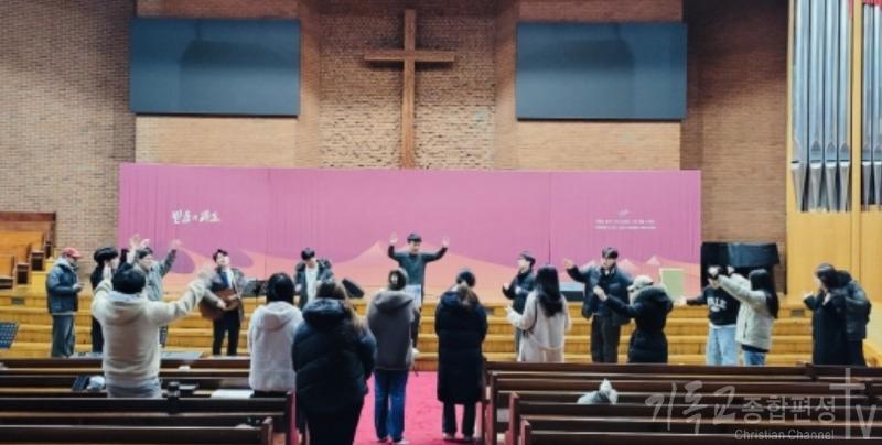 장신대 학생들이 한경직기념예배당 ( 채플실 ) 에서 추위에 맞서 기도활동을 이어가고 있다 . /사진=장신대