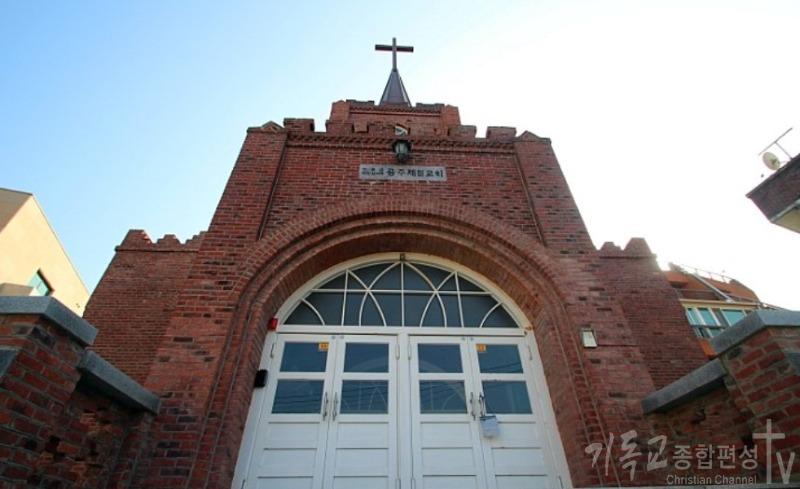 교회 외관 : 건립 시기는 1931년이지만 양식은 19세기 말의 한국 초기 교회 양식을 띠고 있으며 선교 거점지이자 독립운동을 지원한 장소로 역사적으로 유서가 깊은 교회인데요. 1950년 한국전쟁 당시 건물이 많이 파손되어 1979년 성전 개 축을 하였다는 붉은 벽돌로 새겨 넣었다./사진=공주제일교회