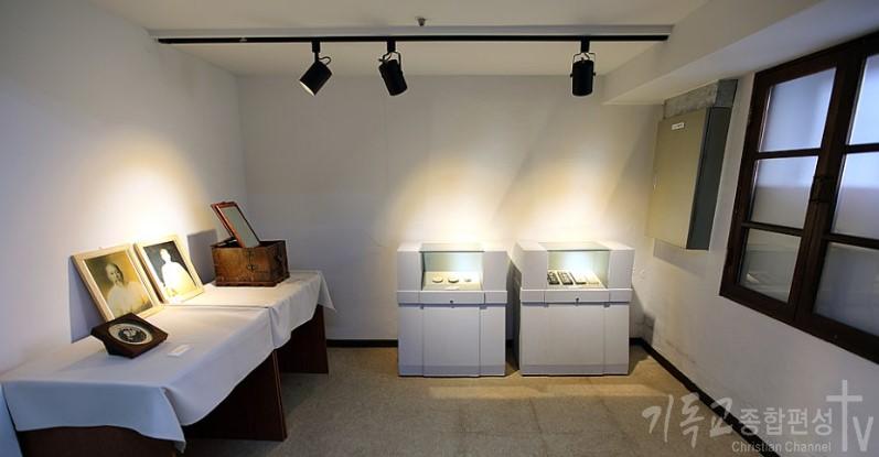 금전출납부와 회계장부 등 여러 가지 교회의 역사를 대변하는 자료/ 교회 초기부터 꼼꼼히 기록해왔던 세례인, 학습인, 입교인 명부 등 한사람 한 사람에 대한 소중하고 정성 어린 필체로 일일이 손 으로 기록한 모습./사진=공주제일교회
