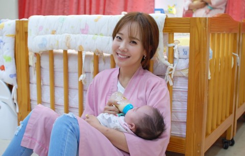 29일 배우 소유진이 대한사회복지회를 방문해 분유와 후원금을 전달하고 영아일시보호소에서 아기 돌봄 봉사활동을 진행했다.