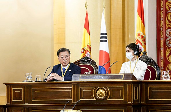 스페인을 국빈 방문 중인 문재인 대통령이 16일(현지시간) 스페인 마드리드 상원의사당을 방문, 본회의장에서 욥 쿠엔카 상원의장의 환영사에 답사하고 있다. /사진 = 청와대