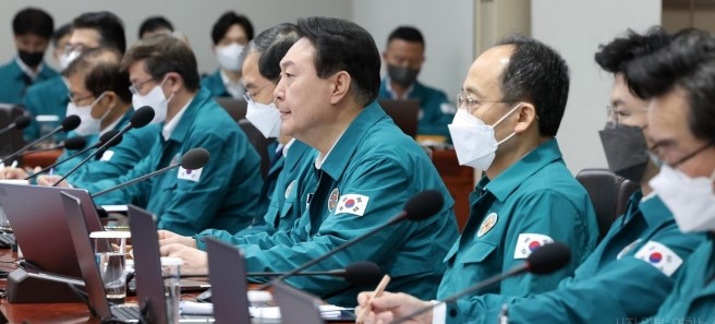 윤석열 대통령이 7일 오전 서울 용산 대통령실 청사에서 태풍 피해상황 긴급점검 국무회의를 주재하고 있다