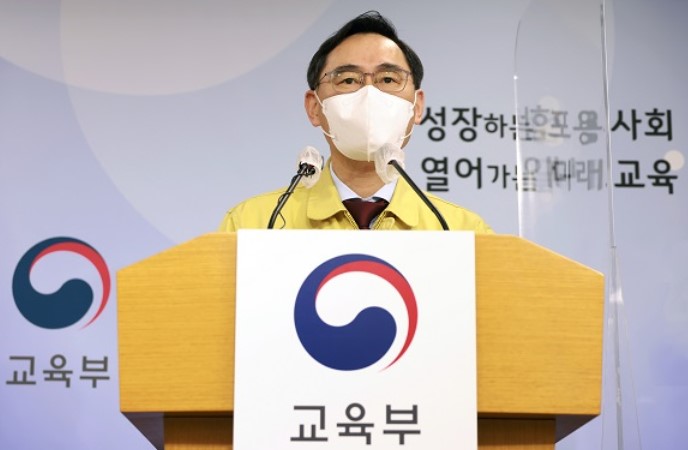 정종철 교육부 차관이 16일 정부세종청사에서 ‘유·초·중·고생 신속항원검사도구 선제검사 4월 지속 추진 방향’에 대해 발표하고 있다. /사진=교육부
