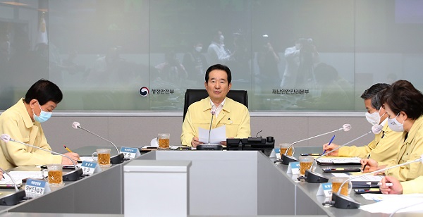  정세균 국무총리가 3일 오전 서울 종로구 정부서울청사 내 중앙재난안전상황실 서울상황센터에서 열린 집중호우 대처상황 점검회의에서 발언을 하고 있다.