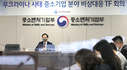 지난 4일 서울 광화문 정부청사에서 열린 ‘제8차 경제안보 핵심품목 TF 겸 제11차 우크라이나 사태 비상대응 TF 회의’를 주재, 이억원 기획재정부 차관이 모두발언을 하고 있다. /사진:획재정부